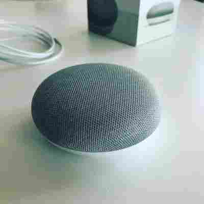 Google Home Mini je chytrý reproduktor, který vás na slovo poslechne